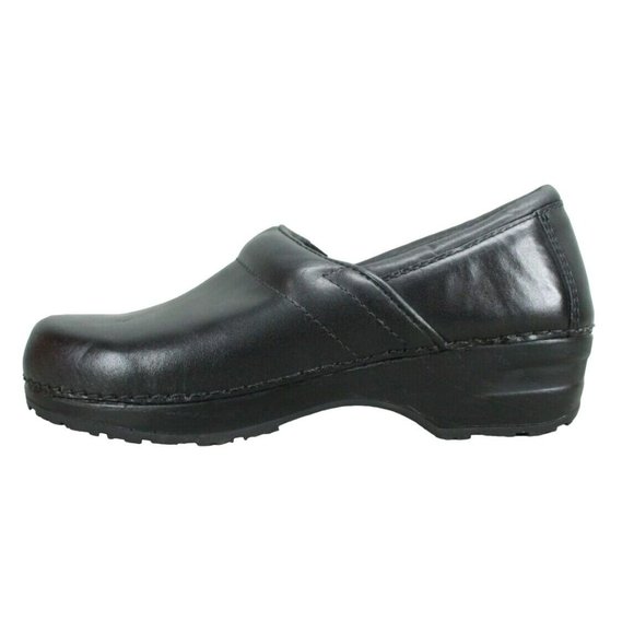 LL Bean Classic Black Leather Slip On Nursing Clogs Size 6.5 M - Picture 1 of 9
